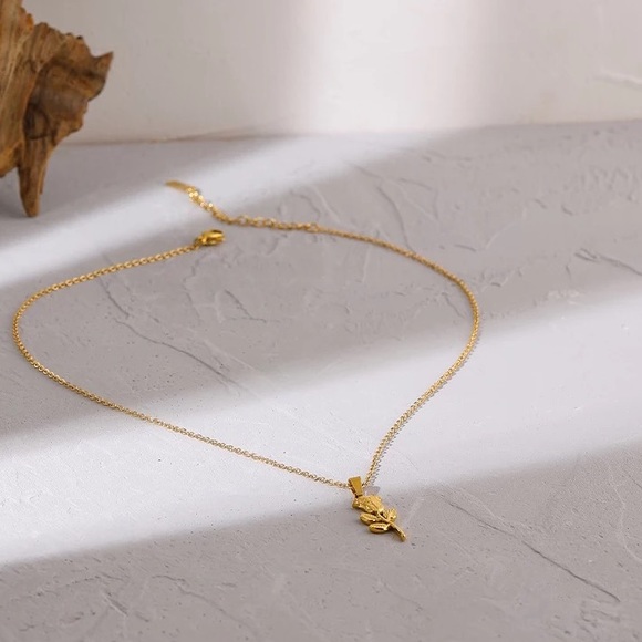 Vintage Rose Flower Pendant Gold Necklace - Picture 2 of 7